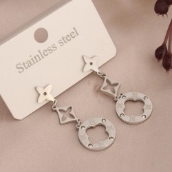 Çelik Gümüş Renk Minimal Taşlı Yonca Küpe