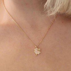 Gold Renk Yonca Figür Kar Tanesi Detay Zirkon Taşlı Kadın Kolye