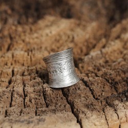 Otantik Çiçek Motifli Ayarlamalı Kadın Yüzük