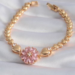 Pirinç Gold Renk Pembe Zirkon Taşlı Çiçek Model Kalp Detay VIP Seri Kadın Bileklik