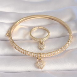 Pirinç Gold Renk Zirkon Taşlı Sallantı Kalp Figür VIP Seri Kadın Kelepçe Yüzük Seti