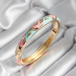 Mineli Pirinç Mavi Ve Pembe Üçgen Desenli Gold Renk Kadın Kelepçe (çap 60 mm)