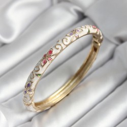 Mineli Pirinç Beyaz Çiçek Desenli Gold Renk Kadın Kelepçe (çap 60 mm)