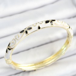 Mineli Pirinç Siyah Beyaz Çiçek Desenli Gold Renk Kadın Kelepçe