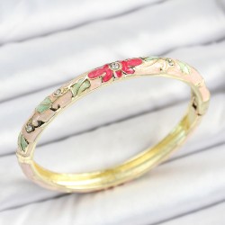 Mineli Pirinç Zirkon Taşlı Yeşil Pembe Çiçek Desenli Gold Renk Kadın Kelepçe