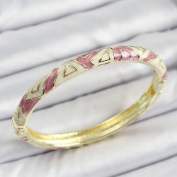 Mineli Pirinç Gold Renk Beyaz ve Pembe Geometrik Desenli Kadın Kelepçe