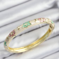Mineli Pirinç Pembe Yeşil Ve Krem Çiçek Motifli Gold Renk Kadın Kelepçe