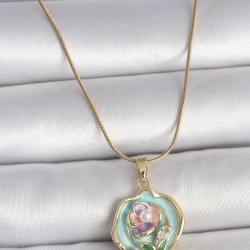 316L Çelik Gold Renk Zincir Turkuaz Pembe Mor Çiçek İşlemeli İnci Detay Portre Model Kadın Kolye