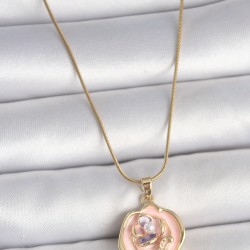 316L Çelik Gold Renk Zincir Pembe Renkli Çiçek İşlemeli İnci Detay Portre Model Kadın Kolye