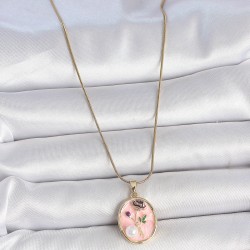 316L Çelik Gold Renk Zincir Pembe Çiçek İşlemeli İnci Detay Portre Model Kadın Kolye