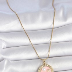 316L Çelik Gold Renk Zincir Pembe Çiçek İşlemeli inci Detay Portre Model Kadın Kolye