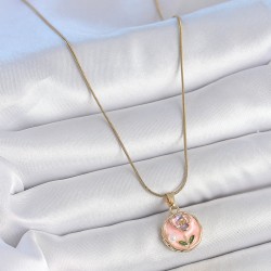 316L Çelik Gold Renk Zincir Pembe Minimal Çiçek İşlemeli İnci Detay Portre Model Kadın Kolye