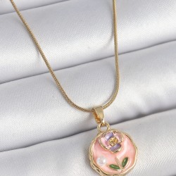 316L Çelik Gold Renk Zincir Pembe Minimal Çiçek İşlemeli İnci Detay Portre Model Kadın Kolye