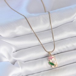 316L Çelik Gold Renk Zincir Beyaz Mineli Pembe Çiçek İşlemeli İnci Detay Dikdörtgen Portre Model Kadın Kolye