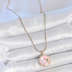 316L Çelik Gold Renk Zincir Zirkon Taşlı Pembe Mineli Çiçek İşlemeli İnci Detay Portre Model Kadın Kolye