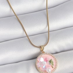 316L Çelik Gold Renk Zincir Zirkon Taşlı Pembe Mineli Çiçek İşlemeli İnci Detay Portre Model Kadın Kolye