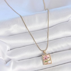 316L Çelik Gold Renk Pembe Mineli Çiçek İşlemeli İnci Detay Portre Model Kadın Kolye