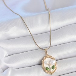 316L Çelik Gold Renk Zincir Beyaz Mineli İncili Çiçek İşlemeli Portre Model Kadın Kolye