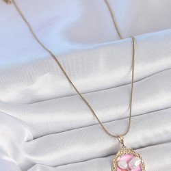 316L Çelik Gold Renk Zincir Pembe Mineli İncili Çiçek İşlemeli Portre Model Kadın Kolye