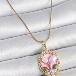 316L Çelik Gold Renk Zincir Pembe Mineli İncili Çiçek İşlemeli Portre Model Kadın Kolye