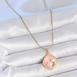 316L Çelik Gold Renk Zincir Pembe Mineli İncili Çiçek İşlemeli Portre Model Kadın Kolye