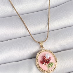 316L Çelik Gold Renk Zincir Pembe Mineli İncili Çiçek İşlemeli Portre Model Kadın Kolye