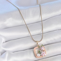 316L Çelik Gold Renk Zincir Pembe Mineli Kare Model Çiçek İşlemeli İnci Detay Kadın Kolye
