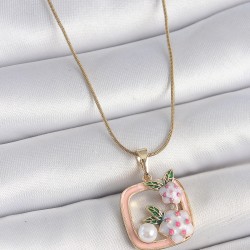 316L Çelik Gold Renk Zincir Pembe Mineli Kare Model Çiçek İşlemeli İnci Detay Kadın Kolye