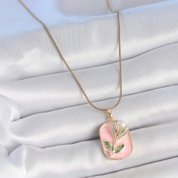 316L Çelik Gold Renk Zincir Pembe Mineli İncili Çiçek İşlemeli Portre Model Kadın Kolye
