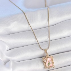 316L Çelik Gold Renk Zincir Pembe Mineli Çiçek İşlemeli Zirkon Taşlı Kelebek Detay Portre Model Kadın Kolye
