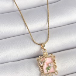 316L Çelik Gold Renk Zincir Pembe Mineli Çiçek İşlemeli Zirkon Taşlı Kelebek Detay Portre Model Kadın Kolye