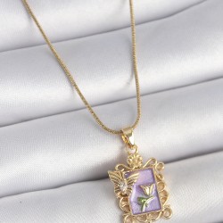 316L Çelik Gold Renk Zincir Mor Mineli Çiçek İşlemeli Zirkon Taşlı Kelebek Detay Portre Model Kadın Kolye