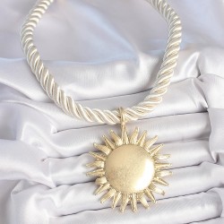 Kırık Beyaz Halat Model Gold Renk Güneş Figürlü Pirinç Kolye