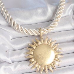 Kırık Beyaz Halat Model Gold Renk Güneş Figürlü Pirinç Kolye