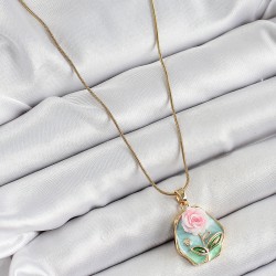 316L Çelik Zincir Zirkon Taşlı Pembe ve Yeşil Sanatsal Portre Gül Figürlü Beşgen Model Gold Renk Kadın Kolye