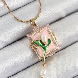 316L Çelik Zincir Pembe Sanatsal Portre Sallantılı İnci Detaylı Lale Model Gold Renk Kadın Kolye