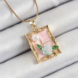 316L Çelik Zincir Pembe Sanatsal Portre İnci Detaylı Gül Figürlü Model Gold Renk Kadın Kolye