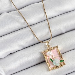 316L Çelik Zincir Pembe Sanatsal Portre İnci Detaylı Gül Figürlü Model Gold Renk Kadın Kolye