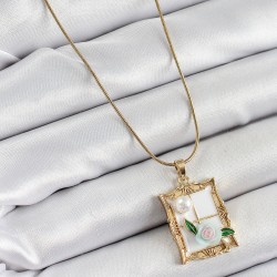 316L Çelik Zincir Beyaz Sanatsal Portre İnci Detaylı Gül Figürlü Model Gold Renk Kadın Kolye