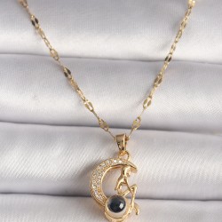 316L Çelik Gold Renk Zirkon Taşlı Hilal Oturan Kadın Figür Projeksiyon Model Kolye