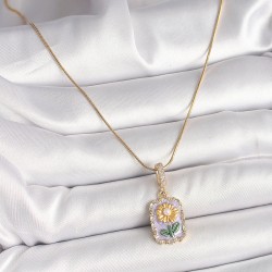 316L Çelik Gold Renk Zirkon Taşlı Mor Papatya İşlemeli Portre Model Kadın Kolye