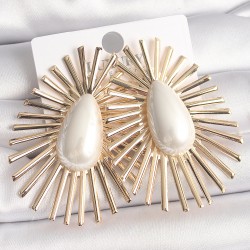 Pirinç Gold Renk Beyaz Damla İncili Kemik Model Kadın Küpe