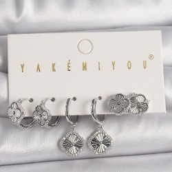 Pirinç Gümüş Renk Zirkon Taş Detaylı VIP Seri Yonca Model Kadın Küpe Kombini