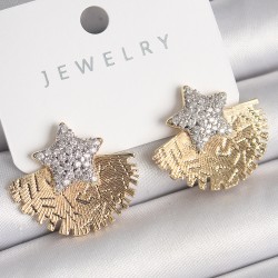 Pirinç Gold Renk İşleme Detaylı Yelpaze Zirkon Taşlı Yıldız Model Kadın Küpe