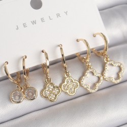 Pirinç Gold Renk Sallantı Zirkon Taşlı Yonca Model Kadın Küpe Seti