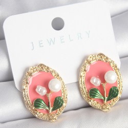 Pirinç Gold Renk Pembe Mineli İncili Çiçek İşlemli Portre Model Kadın Küpe