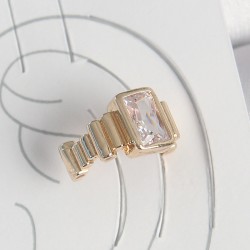 Pirinç Gold Renk Kare Zirkon Taşlı Kadın Kıkırdak Küpe