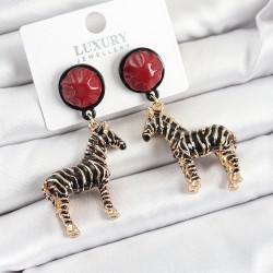 Pirinç Bordo Sallantılı 3D Zebra Model Gold Renk Kadın Küpe