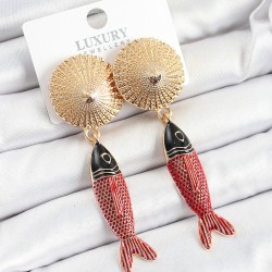 Pirinç Sallantılı Zirkon Taşlı Kırmızı Siyah Balık Model Gold Renk Kadın Küpe