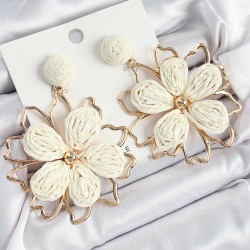 Pirinç Krem Çiçek Model Gold Renk Kadın Hasır Küpe